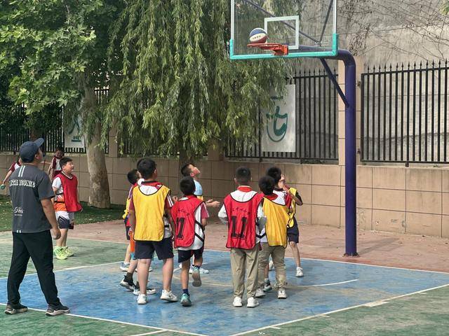 灞桥区惠王中心小学篮球赛：热血篮球季·童心筑梦时