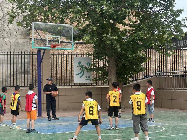 灞桥区惠王中心小学篮球赛：热血篮球季·童心筑梦时