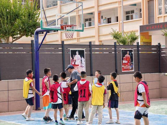 灞桥区惠王中心小学篮球赛：热血篮球季·童心筑梦时