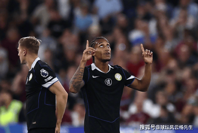 切尔西客场5-1横扫西汉姆联，凭借净胜球优势暂登英超榜首