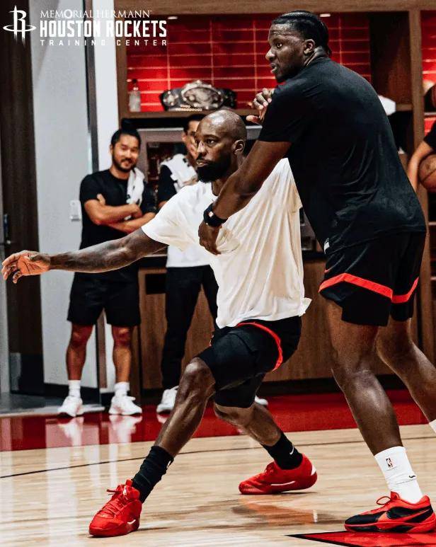 欢迎回家!卡佩拉现身休斯顿合练火箭内线迎来深度升级