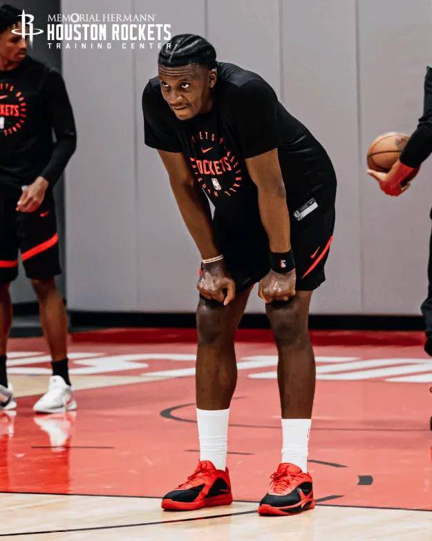 欢迎回家!卡佩拉现身休斯顿合练火箭内线迎来深度升级