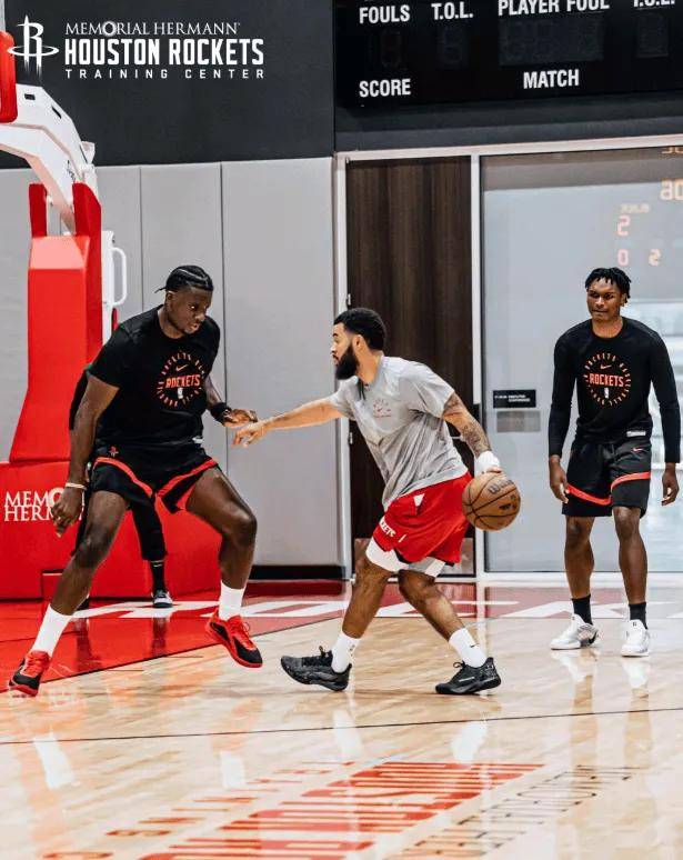 欢迎回家!卡佩拉现身休斯顿合练火箭内线迎来深度升级