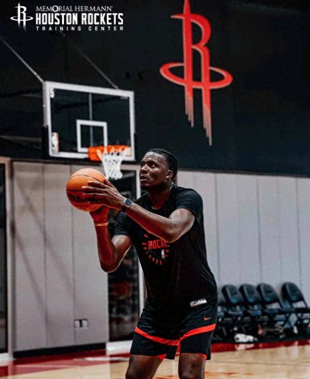 欢迎回家!卡佩拉现身休斯顿合练火箭内线迎来深度升级